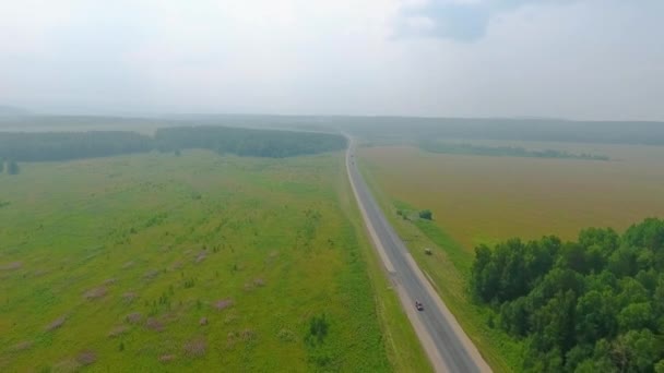 Vista aérea da estrada, floresta e campos na região de Sverdlovsk, Rússia — Vídeo de Stock