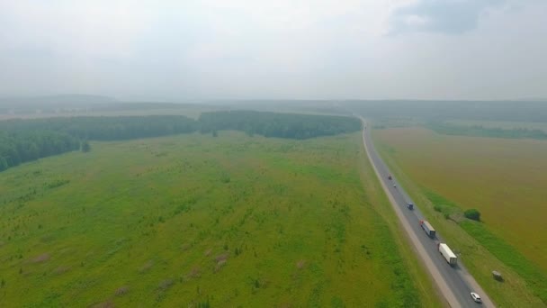 Vista aérea de la carretera, bosques y campos en la región de Sverdlovsk, Rusia — Vídeo de stock