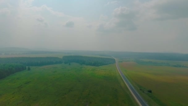 Luftaufnahme der Straße, des Waldes und der Felder im Gebiet Swerdlowsk, Russland — Stockvideo