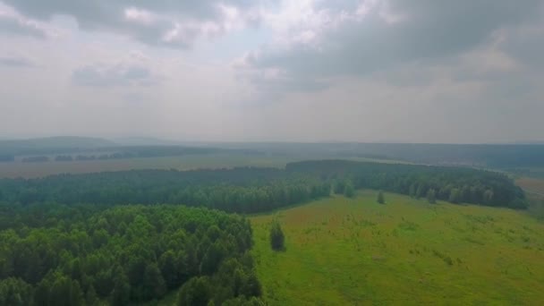 Vista aérea da estrada, floresta e campos na região de Sverdlovsk, Rússia — Vídeo de Stock