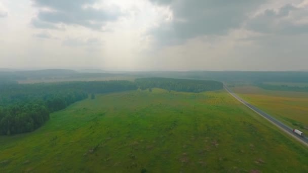 道路、森林、スベルドロフスク地域、ロシア内のフィールドの空撮 — ストック動画