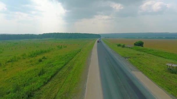 Luchtfoto van de weg, het bos en de velden in de de regio Sverdlovsk — Stockvideo