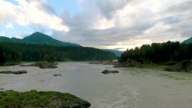 Havadan görünümü Katun nehir ve güneş battıktan sonra yağmur sırasında tepeler. Altay, Rusya Cumhuriyeti