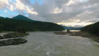 Havadan görünümü Katun nehir ve güneş battıktan sonra yağmur sırasında tepeler. Altay, Rusya Cumhuriyeti