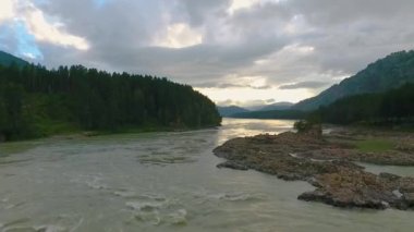Havadan görünümü Katun nehir ve güneş battıktan sonra yağmur sırasında tepeler. Altay, Rusya Cumhuriyeti