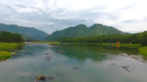 Vista aérea de la estación hidroeléctrica Chemal situada en el río Chemal en la República de Altai, Rusia — Vídeos de Stock