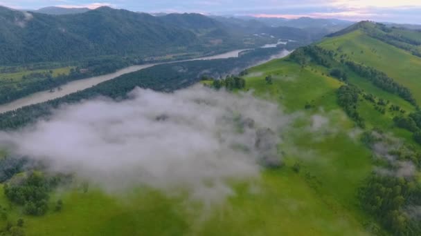 Вид с воздуха на реку Катунь и холмы во время тумана после дождя. Республика Алтай, Россия — стоковое видео