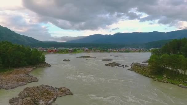 Vista aérea do rio Katun e colinas durante o pôr do sol após a chuva. República de Altai, Rússia — Vídeo de Stock