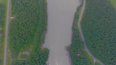 Havadan görünümü Katun nehir ve güneş battıktan sonra yağmur sırasında tepeler. Altay, Rusya Cumhuriyeti