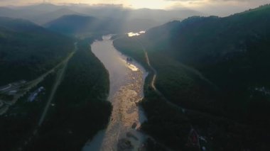 Havadan görünümü Katun nehir ve güneş battıktan sonra yağmur sırasında tepeler. Altay, Rusya Cumhuriyeti