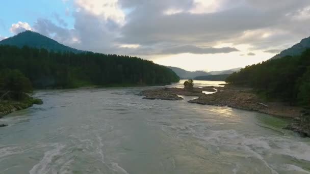 Vista aérea del río Katun y colinas durante el atardecer después de la lluvia. La República de Altai, Rusia — Vídeo de stock