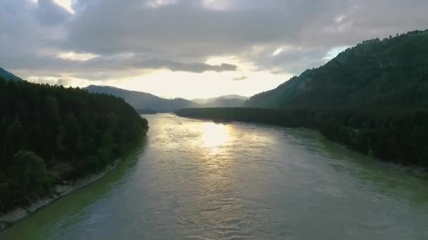 Luftaufnahme des Katun-Flusses und der Hügel bei Sonnenuntergang nach Regen. die republik altai, russland — Stockvideo