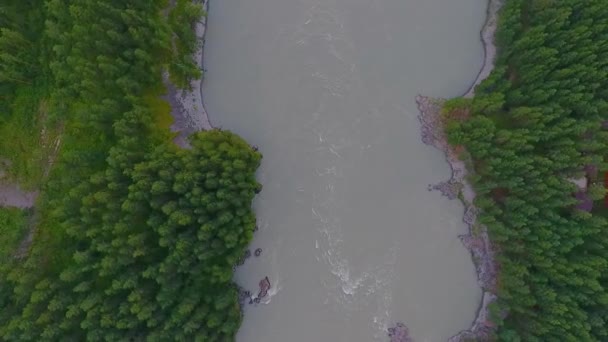 Vista aérea del río Katun y colinas durante el atardecer después de la lluvia. La República de Altai, Rusia — Vídeo de stock