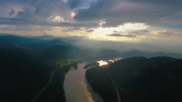 Вид с воздуха на реку Катунь и холмы во время заката после дождя. Республика Алтай, Россия — стоковое видео