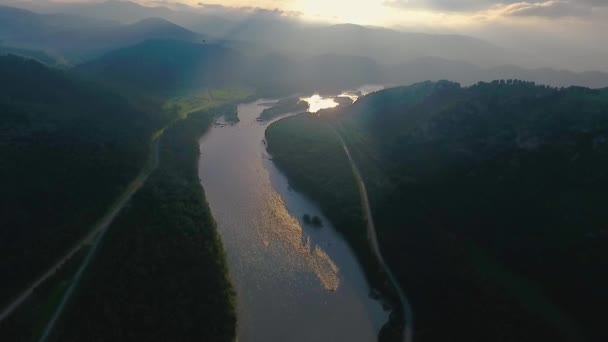 Vista aérea do rio Katun e colinas durante o pôr do sol após a chuva. República de Altai, Rússia — Vídeo de Stock