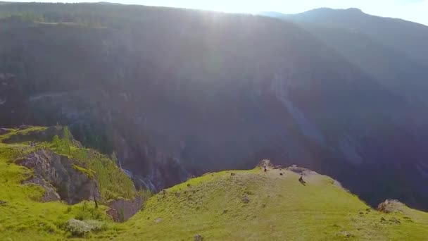 Вид з повітря в долині Chulyshman до заходу сонця. Республіка Алтай, Росія — стокове відео