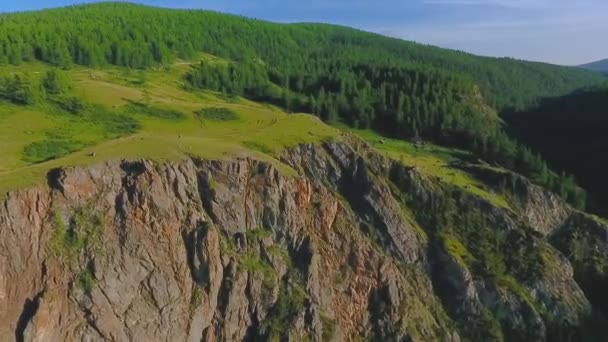 Una vista desde el aire hasta el valle de Chulyshman antes del atardecer. La República de Altai, Rusia — Vídeo de stock