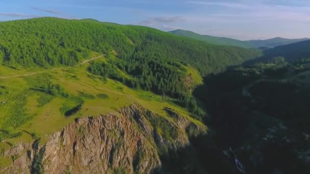 Una vista desde el aire hasta el valle de Chulyshman antes del atardecer. La República de Altai, Rusia — Vídeo de stock