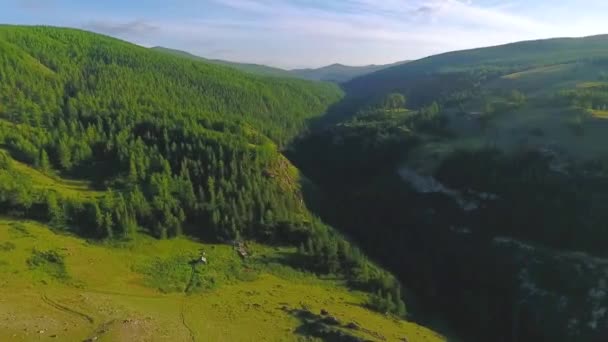 Uma vista do ar para o Vale Chulyshman antes do pôr-do-sol. República de Altai, Rússia — Vídeo de Stock