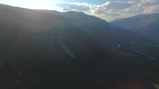 Una vista desde el aire hasta el valle de Chulyshman antes del atardecer. La República de Altai, Rusia — Vídeo de stock