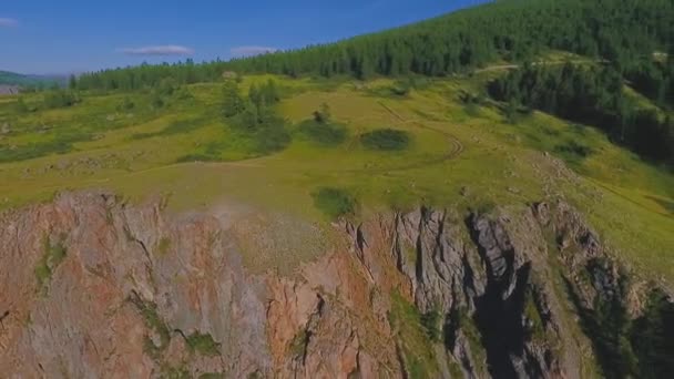 Una vista desde el aire hasta el valle de Chulyshman antes del atardecer. La República de Altai, Rusia — Vídeo de stock
