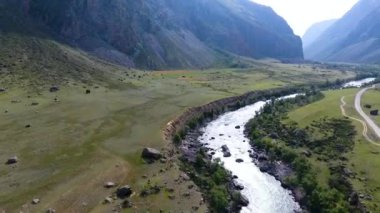 Havadan Chulyshman Vadisi ve nehir için görüntüleyin. Altay, Rusya Cumhuriyeti