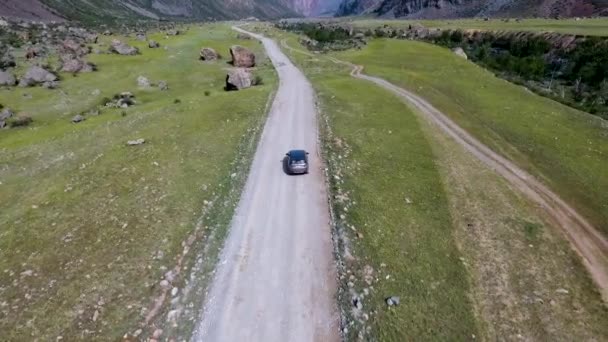 Chulyshman の谷、川、道路に沿って走行する車に空気からの眺め。ロシアのアルタイ共和国 — ストック動画