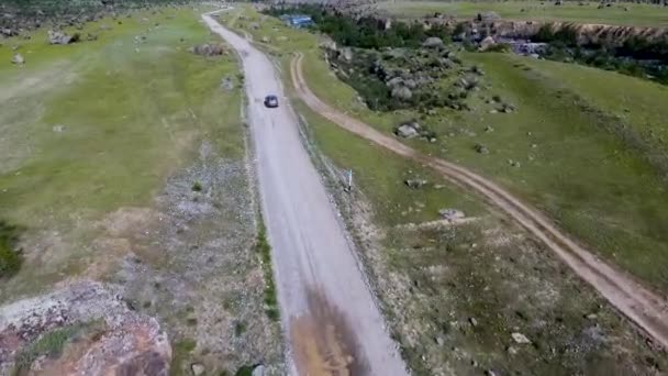 Een uitzicht vanuit de lucht naar de vallei van Tsjoelysjman, een rivier en een auto reizen langs de weg. De Republiek Altaj — Stockvideo