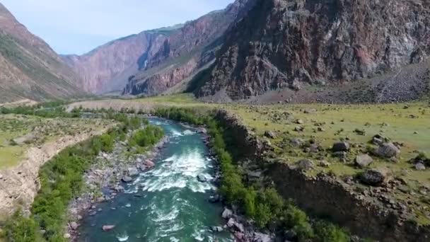 Вид з повітря на долини Chulyshman і ріки. Республіка Алтай, Росія — стокове відео