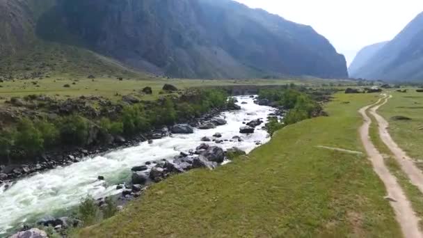 Vista desde el aire hasta el valle de Chulyshman y el río. La República de Altai, Rusia — Vídeos de Stock