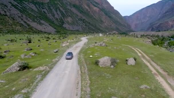 En vy från luften till dalen av Chulyshman, en flod och en bil som färdas längs vägen. Altai, Ryssland — Stockvideo