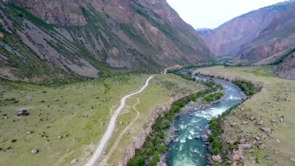 空気から Chulyshman 渓谷と川を見る。ロシアのアルタイ共和国 — ストック動画