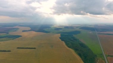 Bir görünümüne hava alanları, orman ve yol Krasnoyarsk toprakları. Rusya