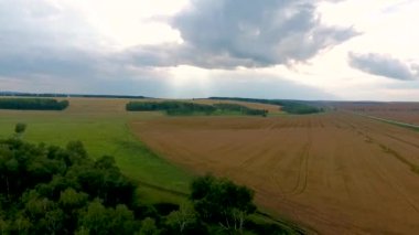 Bir görünümüne hava alanları, orman ve yol Krasnoyarsk toprakları. Rusya