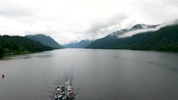 Luftaufnahme des Teletskoer Sees und des Lastkahns nach dem Regen. die republik altai, russland — Stockvideo