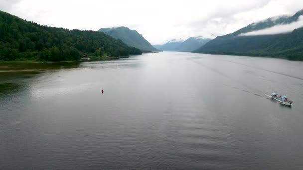 Luftaufnahme des Teletskoer Sees und des Lastkahns nach dem Regen. die republik altai, russland — Stockvideo