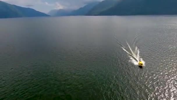 Aerial view of Teletskoye lake and yellow boat in motion. The Republic of Altai, Russia — Stock Video