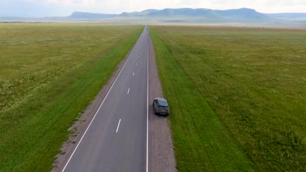 Blick aus der Luft auf die endlosen Felder, Hügel, Heuhaufen, Straßen und Autos in der Republik Chakassien. Russland — Stockvideo