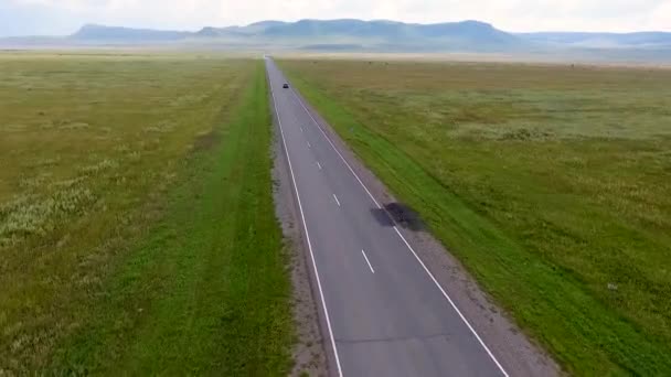 Pohled ze vzduchu na nekonečná pole, kopce, stohy, silnice a auta v pohybu v Chakaské republice. Rusko — Stock video
