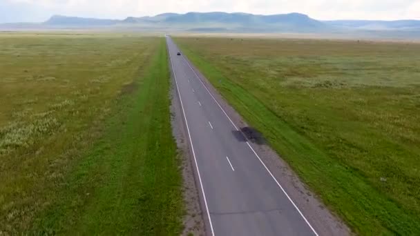 Uma vista do ar para os campos intermináveis, colinas, palheiros, estrada e carro em movimento na República da Cacássia. Rússia — Vídeo de Stock