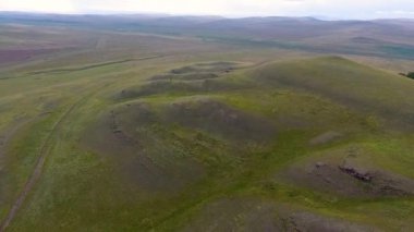 Hava görünümünden sonsuz alanları, tepeler, haystacks ve gökyüzü Khakassia Cumhuriyeti içinde fırtına öncesi sessizlik. Rusya