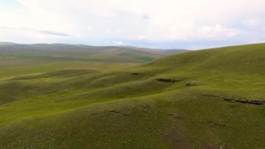 Hava görünümünden sonsuz alanları, tepeler, haystacks ve gökyüzü Khakassia Cumhuriyeti içinde fırtına öncesi sessizlik. Rusya