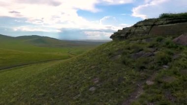 Hava görünümünden sonsuz alanları, tepeler, haystacks ve gökyüzü Khakassia Cumhuriyeti içinde fırtına öncesi sessizlik. Rusya