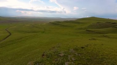 Hava görünümünden sonsuz alanları, tepeler, haystacks ve gökyüzü Khakassia Cumhuriyeti içinde fırtına öncesi sessizlik. Rusya