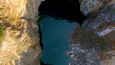 A görüntülemek havadan Tuimsky heyelan bir yeraltı sitesinde benim Khakassia Cumhuriyeti. Rusya