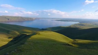Yeşil tepeler, bulutlu gökyüzü ve Yenisey Irmağı Khakassia Cumhuriyeti içinde hava görünümünü. Rusya