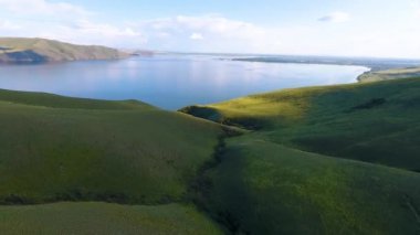Yeşil tepeler, bulutlu gökyüzü ve Yenisey Irmağı Khakassia Cumhuriyeti içinde hava görünümünü. Rusya