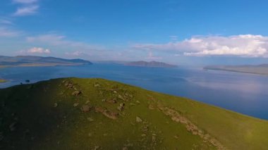 Yeşil tepeler, bulutlu gökyüzü ve Yenisey Irmağı Khakassia Cumhuriyeti içinde hava görünümünü. Rusya