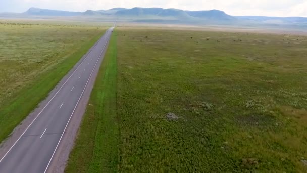 Uma vista do ar para os campos intermináveis, colinas, palheiros, estrada e carro em movimento na República da Cacássia. Rússia — Vídeo de Stock