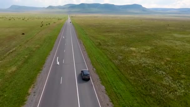 Uma vista do ar para os campos intermináveis, colinas, palheiros, estrada e carro em movimento na República da Cacássia. Rússia — Vídeo de Stock